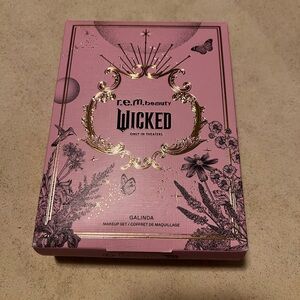r.e.m. beauty Wicked Makeup Set
